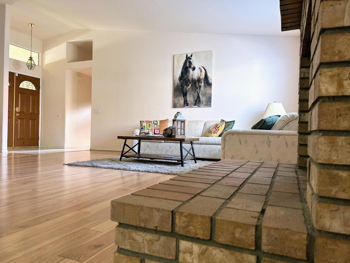 Golden Saddle Suite With Tv And Private Bathroom 헤멧 외부 사진
