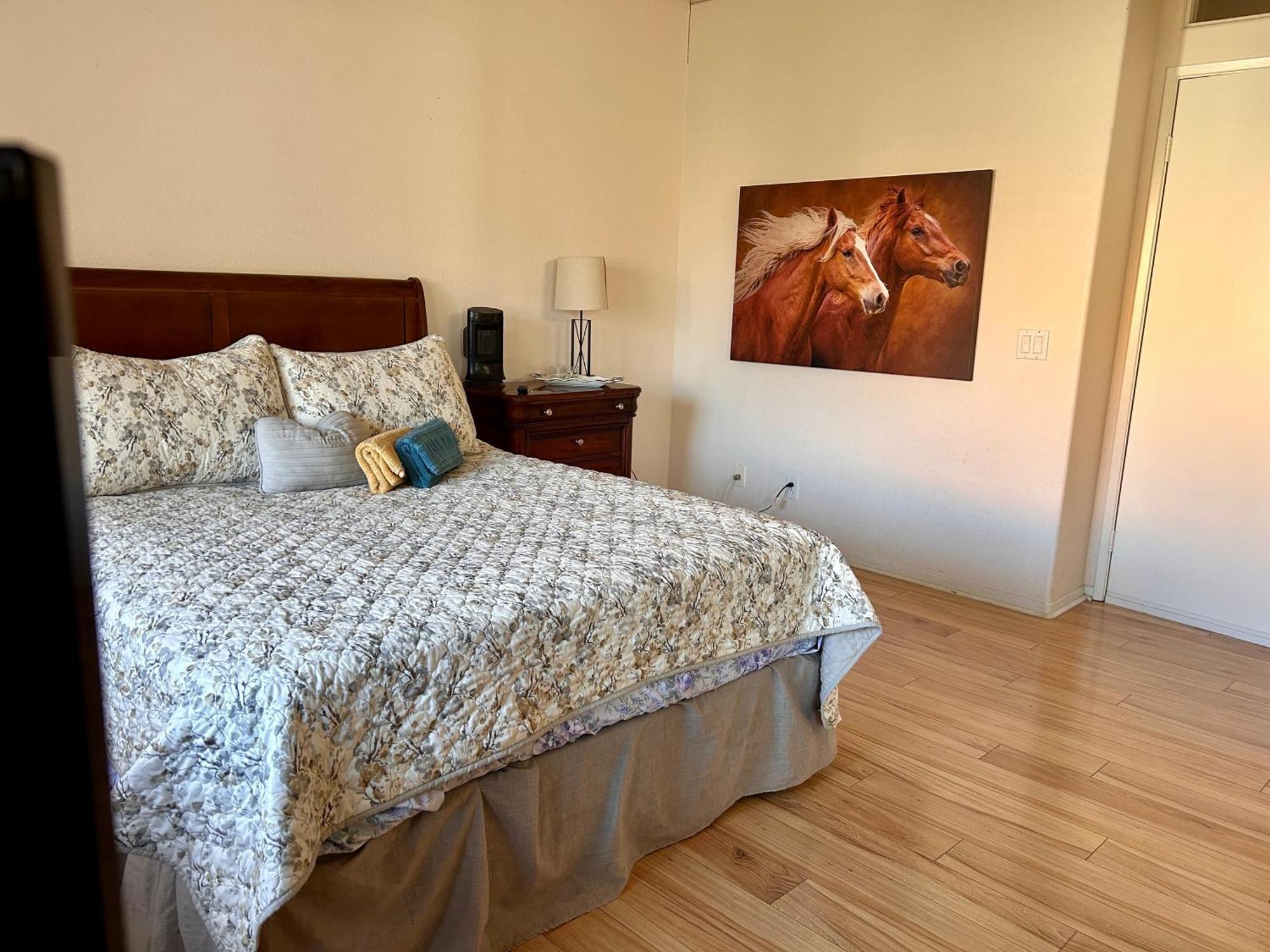 Golden Saddle Suite With Tv And Private Bathroom 헤멧 외부 사진