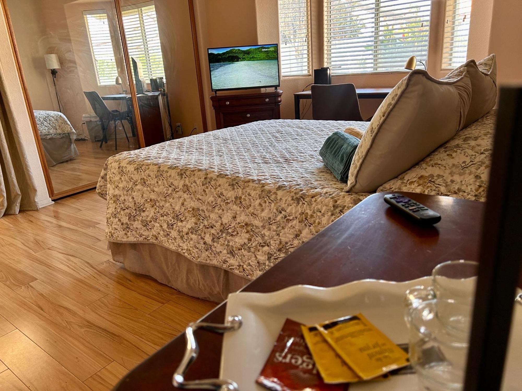 Golden Saddle Suite With Tv And Private Bathroom 헤멧 외부 사진